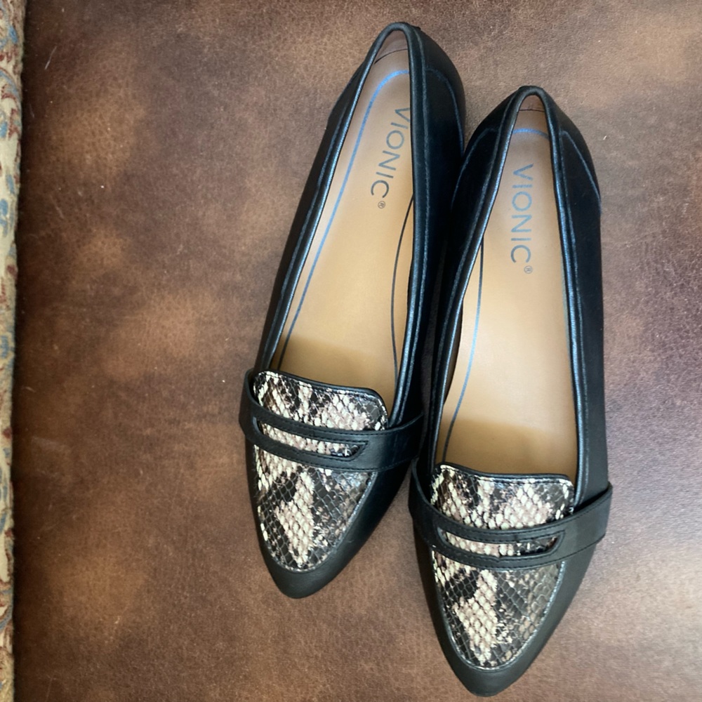 Vionic slipons  Worn once!!